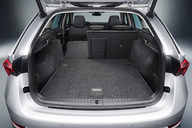 Der Kofferraum wächst nochmals leicht, beim Kombi auf nun 630 Liter. Eine waagerechte Ladefläche bekommt auch Škoda nicht hin