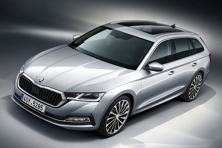 Wesentliche Merkmale sind die nun wieder einteiligen Scheinwerfer, der neue Grill, die V-Form der Frontschürze und die weit in die Kotflügel heruntergezogene Motorhaube, die so nun auf Höhe der seitlichen Sicke endet