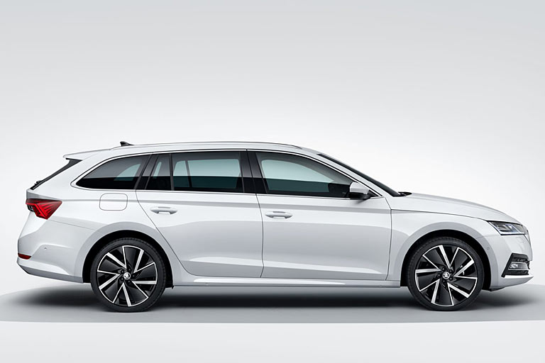 Die Seitenansicht wird bestimmt von einem weniger spitz auslaufenden Fenster hinten, neuen Türgriffen und der aufliegenden Dachreling