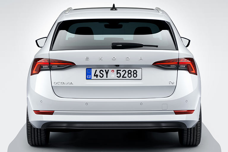 Am Heck gibt es nun zweigeteilte Rückleuchten, einen größeren Dachkantenspoiler und den zentralen Schriftzug