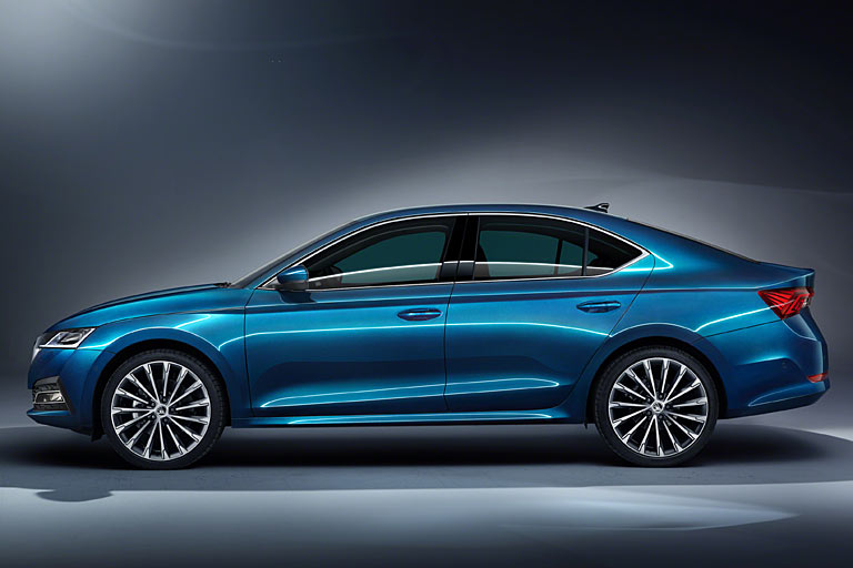 Dieses Mal erscheint zuerst der Combi genannte Kombi, später folgt die Limousine