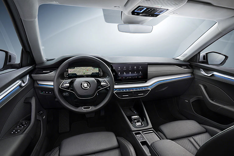 Deutlich, aber nicht so radikal wie beim Golf verändertes Interieur. Neu sind der unpraktische Stummel-Wählhebel, die verschlechterten Luftauslässe und der nun bis zu zehn Zoll große Monitor