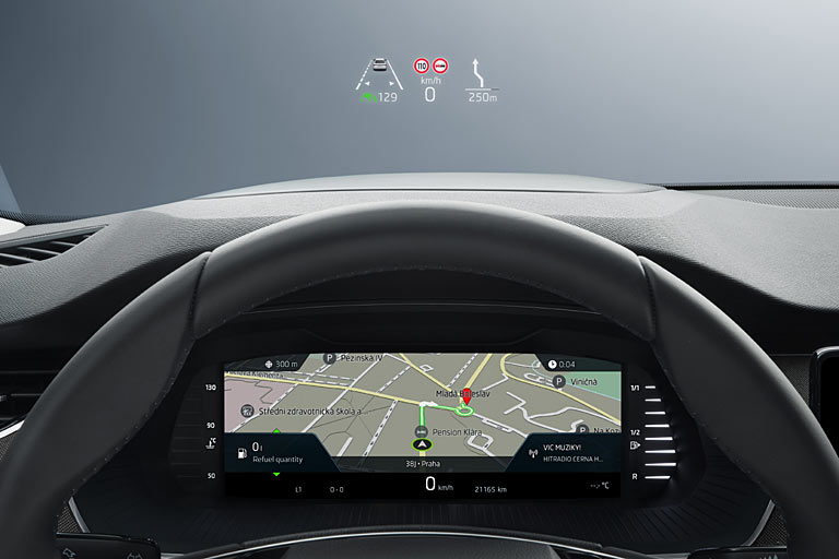 Die Digitalinstrumente messen 10,25 Zoll und verfügen weiter über die unschönen, seitlich angeflanschten Anzeigen. Ganz neu ist das Head-up-Display, das seine Bilder direkt auf die Frontscheibe spiegelt