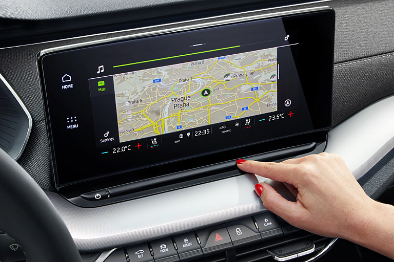 Nur beim Topsystem gibt es unterhalb des Monitors eine Touchleiste für Zoomgrad und Lautstärke. Die Anzeigen sind logischer gruppiert als beim Golf VIII