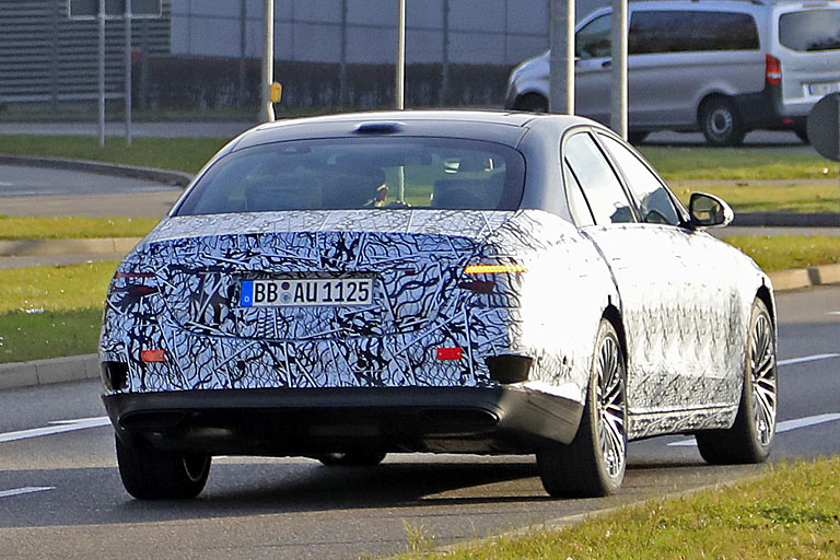 Das Auto wird noch einmal größer werden und soll vor allem im Bereich des autonomen Fahrens Fortschritte bieten. Eine Elektroversion wird später als eigenständiges EQS-Modell nachgereicht