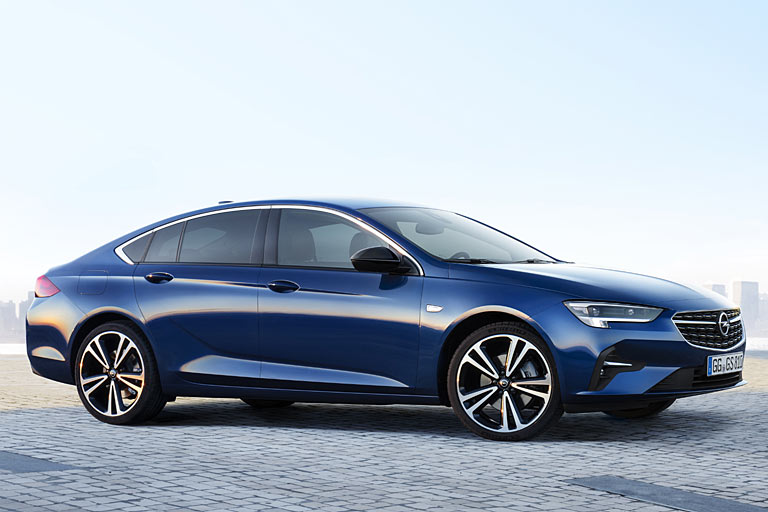 Die Seitenansicht bleibt Facelift-typisch unverändert, nicht einmal Spiegelblinker hat Opel seinem Flaggschiff spendiert