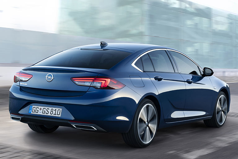 Auch die Limousine trägt nun eckige Blenden, sonst bleibt das Heck unverändert inklusive der Doppelwinkel- und Flügelgrafik in den Leuchten. Damit erzeugt Opel eine unnötige Inkosistenz im Design