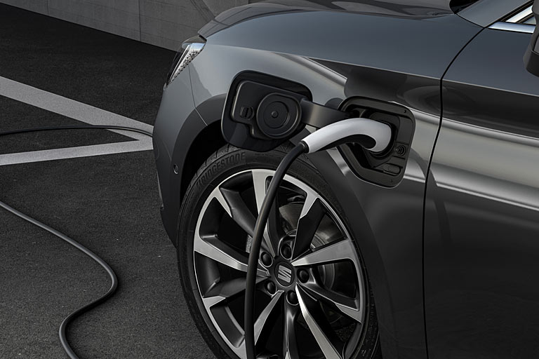 Der E-Tankstutzen sitzt vorne im Radhaus, was womöglich praktisch, nicht aber schön ist. Das große Kabelset der Zukunft ist sowieso keine verheißungsvolle Aussicht