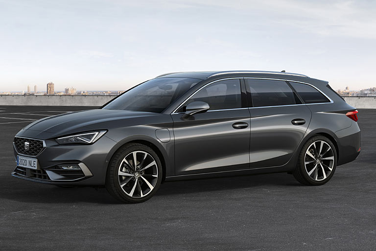 Gleiche Farbe, mehr Nutzwert: Auch den um über neun Zentimeter verlängerten Kombi alias Sportstourer hat Seat bereits vorgestellt. Anders als beim Fünftürer gibt es etwas mehr Laderaum als bisher