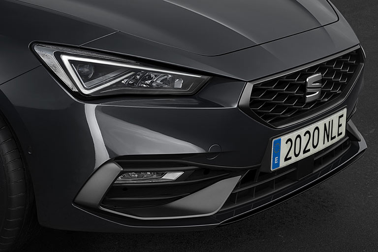 Die Front im Detail: Weit zurückversetzte Scheinwerfer, ein leicht negativ im Wind stehender Grill und vor allem eine nun innenliegende Motorhaube mit entsprechend zusätzlichen Spalten sind die Merkmale