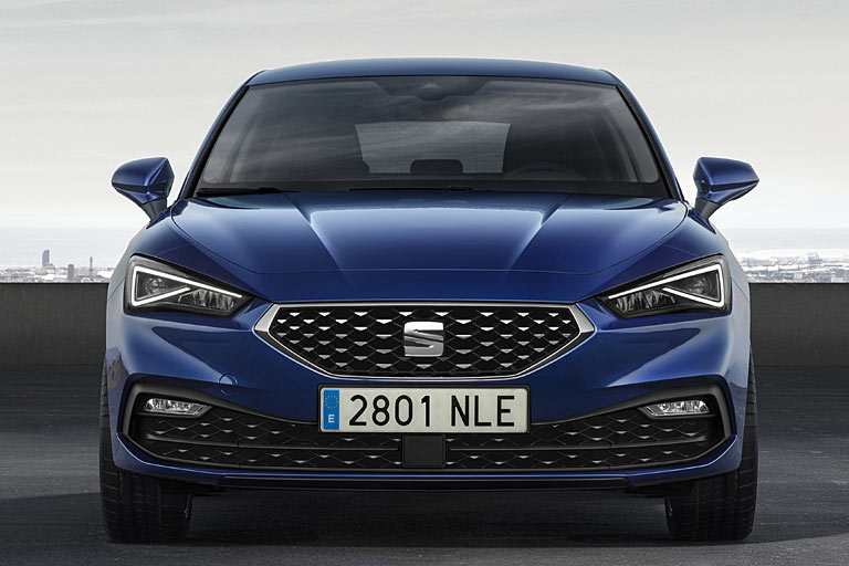 Neben dem sportlichen FR zeigt sich hier der komfortbetonte &raquo;Xcellence&laquo;. Er trägt mehr Chrom im Grill und eine dezentere Frontschürze