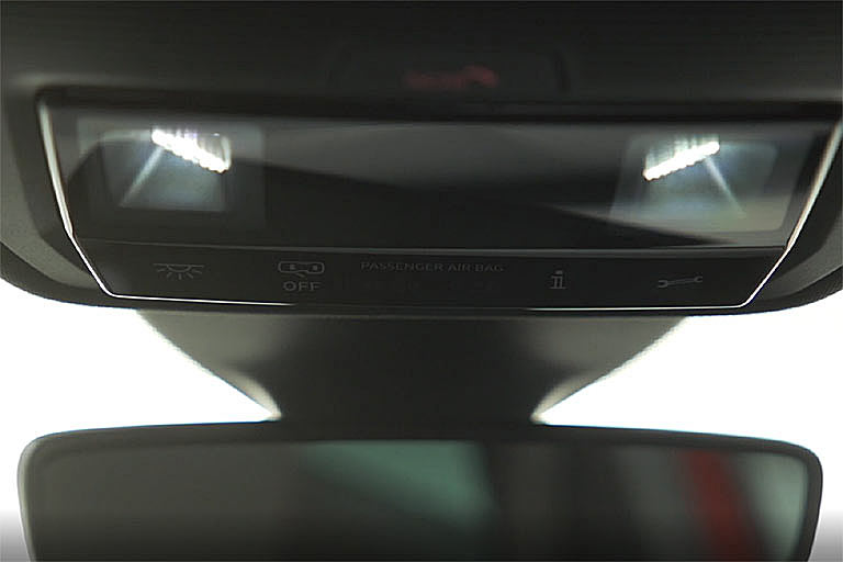 Kurz vor Schluss ein Video-Fundstück: Im Leon lassen sich die Leseleuchten vorne nicht mehr einzeln schalten. Der Spiegel kommt mit Rahmen