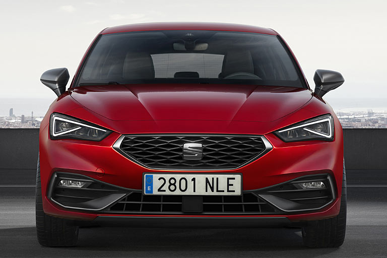 Niedrige Front mit Stupsnasen-Grill zwischen Tarraco-inspirierten Scheinwerfern. Der untere Teil der Frontschürze ist weitgehend schwarz ausgeführt