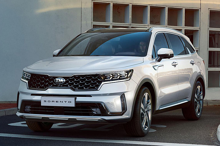 Gestatten, Kia Sorento IV, 2020. Das SUV-Flaggschiff wird nochmals präsenter im Auftritt &ndash; und wohl auch größer. Die &raquo;Tigernase&laquo; ist deutlich neu interpretiert, das Tagfahrlicht sitzt jetzt in den Scheinwerfern