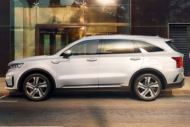 Die Seitenansicht zeigt erstmals ein Dreiecksfenster an der A-Säule, nunmehr stehende Außenspiegel, ein neues Schmuckelement an der Flanke, eine eckige Tankklappe und die vom ProCeed bekannte Haifischflosse an der C-Säule