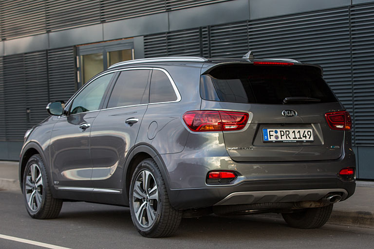 Zum Vergleich: das auslaufende Modell wirkt deutlich konventioneller und rundlicher