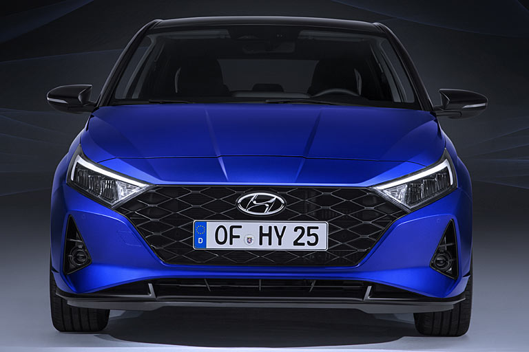 Die Front trägt einen größeren, gleichwohl schickeren Kühlergrill und elegante Scheinwerfer über einer prägnanten, aber nicht aggressiven Schürze. Die Motorhaube hätte man bis zum Grill führen sollen