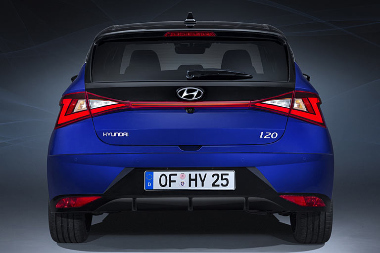 Das Heck kann der gestalterischen Qualität der Front nicht folgen, es wirkt überzeichnet. Sowohl die Lichtleiste als auch die Griffmulde, der Schriftzug und die arg großen Rückstrahler können uns nicht überzeugen. Keine Voll-LED-Technik