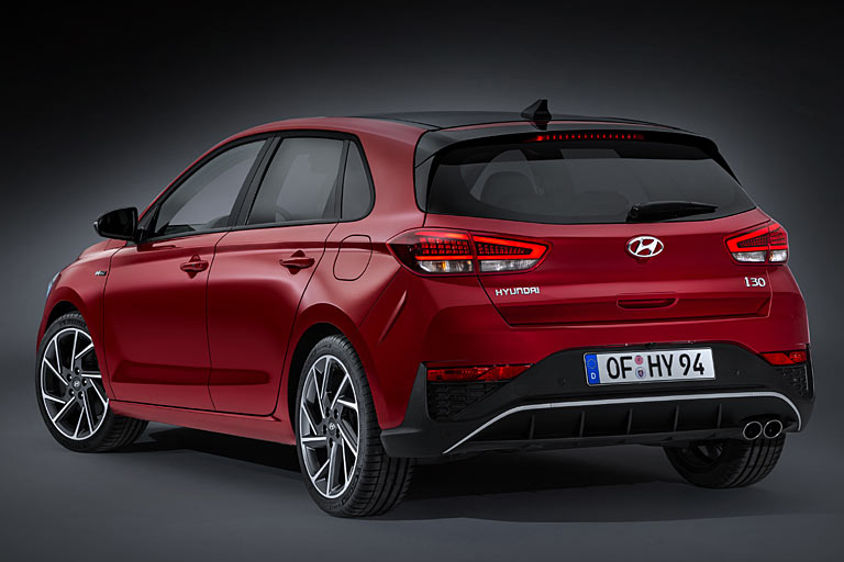 Am Heck gibt es ein neues Innenleben für die Leuchten, die noch immer nicht vollständig LED-bestückt sind. Die Rückstrahler/Nebelleuchten wandern nach unten. Typisch Koreaner: Auspuff und Tankklappe sitzen auf der falschen Seite