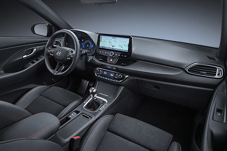 Im Innenraum gibt es im Wesentlichen neue Farben und Materialien