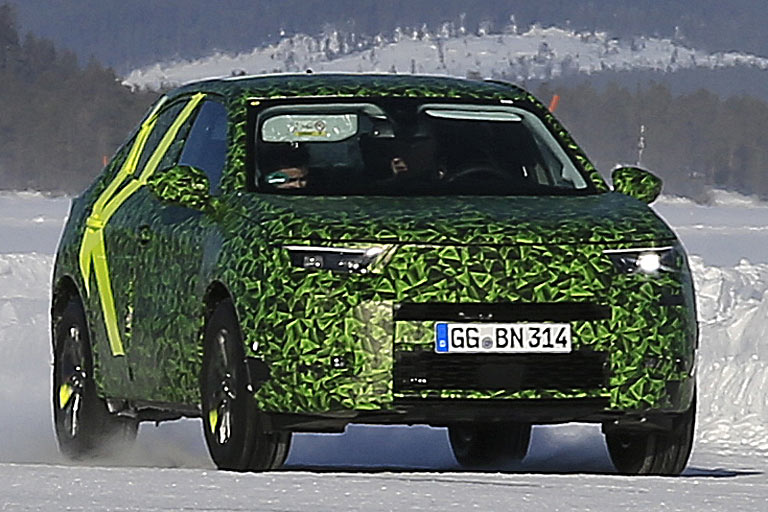 Der bullige Auftritt bleibt, wird aber von liebevolleren, eleganter ausgeführten Details flankiert. Stehende Spiegel, Dreiecksfenster vorne und Türausschnitte im Dachbogen sind passé