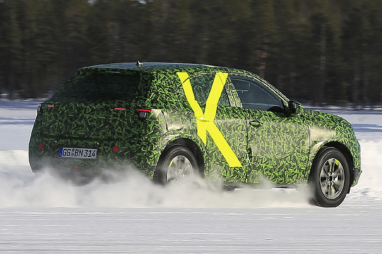 Front und Heck, aber auch er Bereich des hinteren Seitenfensters und der C-Säule werden sich am Corsa-Design orientieren. Opel wird den Mokka auch mit Elektroantrieb verkaufen