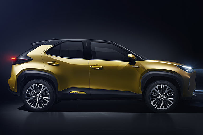 Die Radhäuser hat Toyota eckig gestaltet. Gegenüber dem normalen Yaris ist die Cross-Ausführung bei identischem Radstand länger, breiter und höher