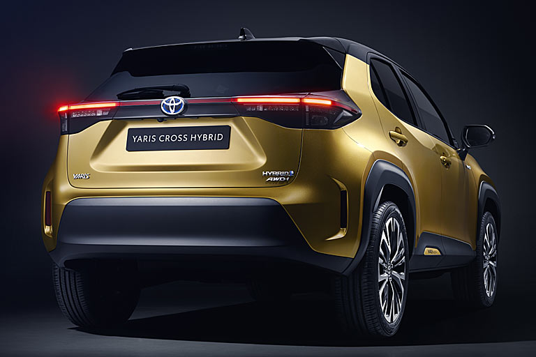 Am Heck domniert der große Kennzeichen-Einsatz in der Klappe den ersten Eindruck