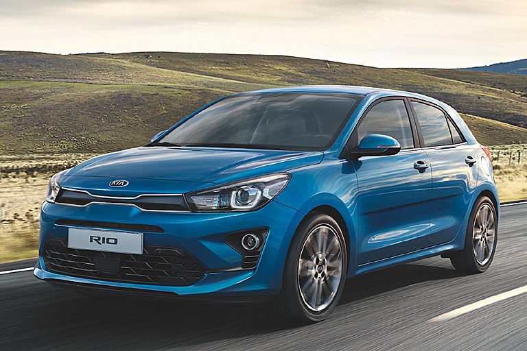 Kia liftet den Rio. Im Herbst fährt der Kleinwagen mit modifizierter Frontschürze, LED-Scheinwerfern und mittig etwas dünnerem Kühlergrill vor