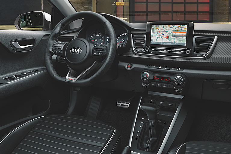 Wichtigste Änderung im Interieur ist der nun bis zu acht Zoll große Multimedia-Monitor. Das System bietet auch neue Funktionen wie Mehrfach-Verbindungen für Bluetooth