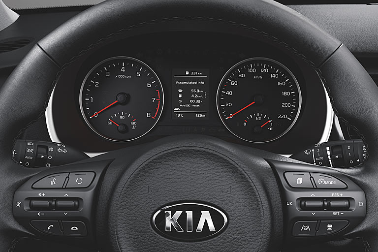 Die Instrumente bleiben ebenso analog wie perfekt ablesbar, die Lenkstockhebel so überfrachtet wie bisher. Das Zentraldisplay wächst auf 4,2 Zoll, was hier aber nicht erkennbar ist