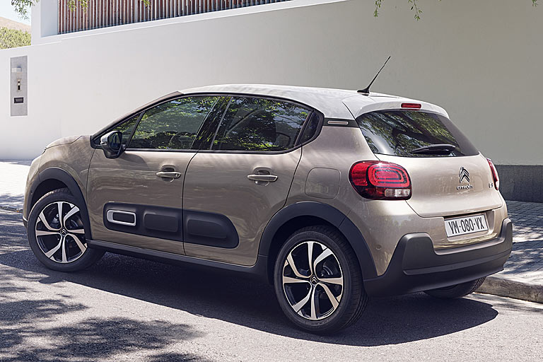 Die Heckpartie und auch die lange Dachantenne bleiben unverändert