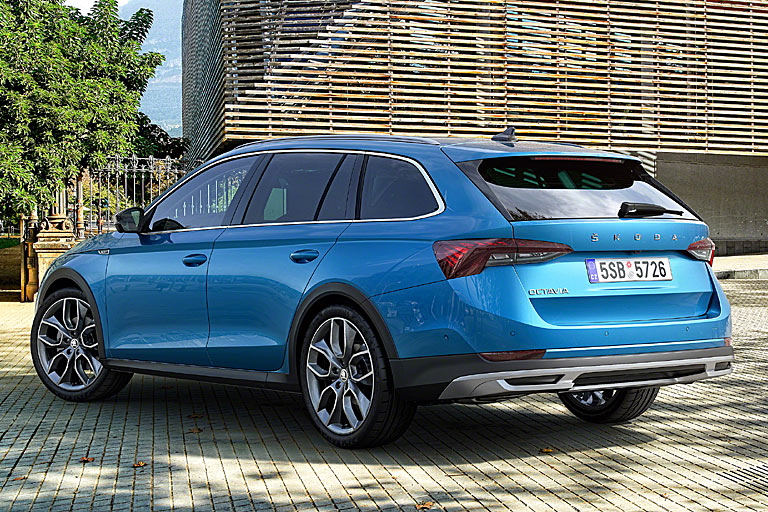 Die schwarzen Schwelleraufsätze und Radhausverkleidungen stehen dem Octavia gut, die silbernen Schürzeneinsätze sind etwas auffällig geraten. 18-Zoll-Räder und nur noch 15 Millimeter Höherlegung sind Standard