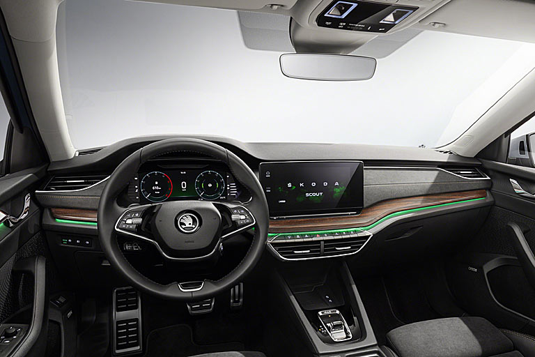 Spezielle Dekorleisten und Ziernähte sowie die Alu-Pedalerie kennzeichnen das Interieur. Die primitiven Luftduschen und der abgeschaffte Wählhebel sind nach wie vor ärgerlich