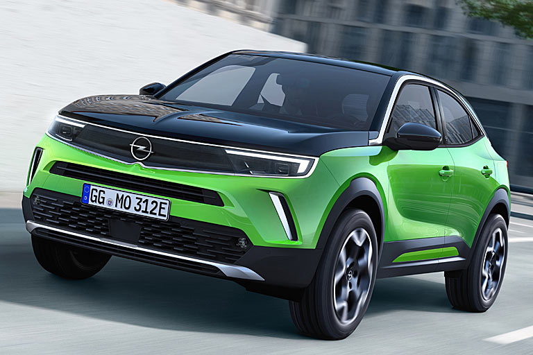 Gestatten, Opel Mokka, zweite Generation, 2020. Opels kleines SUV ist von Grund auf neu entwickelt und gestylt. Wichtigstes Optik-Merkmal ist der sogenannte &raquo;Vizor&laquo;, &raquo;
