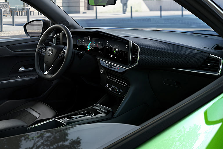 Vom Interieur gibt es offiziell nur dieses eine Bild. Zwei Monitore sind serienmäßig, optional sind sie 12 und 10 Zoll groß