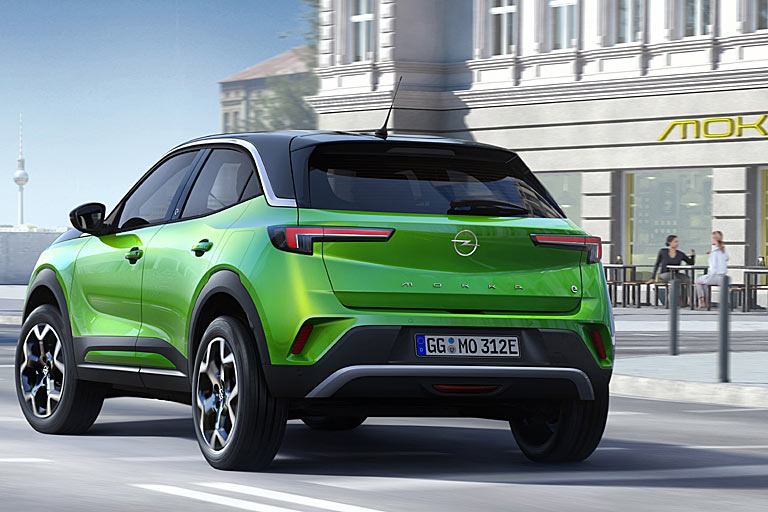 Das Heck zeigt sich fein gezeichnet mit schlanken Voll-LED-Rückleuchten, die die Form des Tagfahrlichts aufgreifen. Schriftzug und Nebelschlussleuchte sitzen nun zentral. Einzig die lange Dachantenne stört das Bild