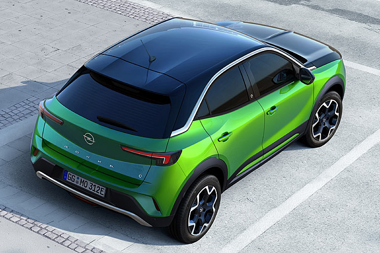 Die Chromlinie vom Dach zur Heckklappe ist nicht neu bei Opel, aber immer noch ein Hingucker. Die Bicolor-Lackierung erstreckt sich auch auf die Motorhaube