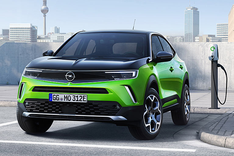 Vom Start weg wird es den Mokka als Elektrovariante geben, die hier auch ausschließlich zu sehen ist. Sie leistet 136 PS und schafft 322 Kilometer Norm-Reichweite