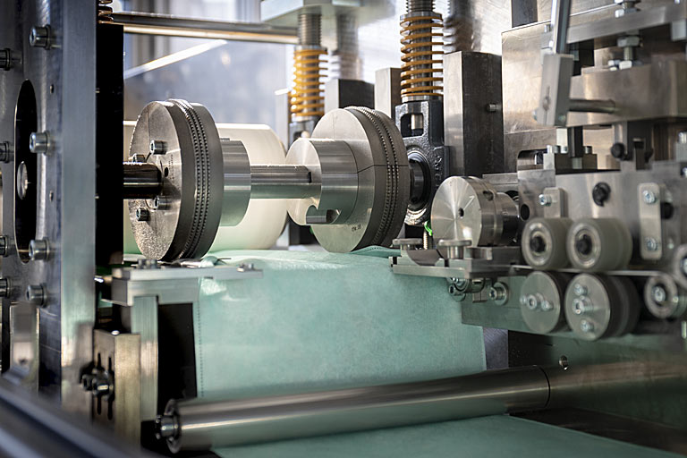 Fliesstoff, Nasenbügel und Ohrengummis zusammengefügt