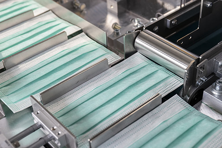 Am Ende laufen Standard-Gesichtsmasken vom Band