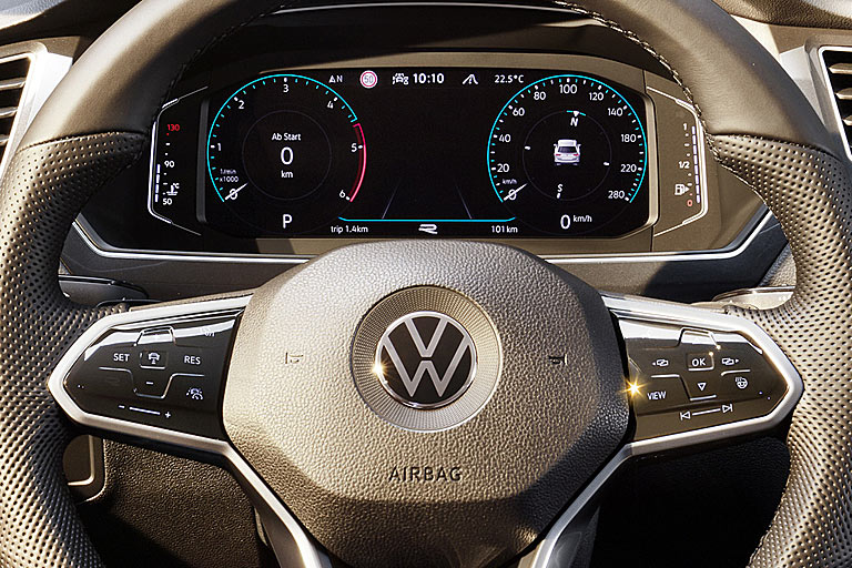 Die Digitalinstrumente sind nun Standard. Es bleibt bei der Variante mit 10,25 Zoll und angeflanschten, lieblosen Tank- und Temperaturanzeigen des aktuellen Modells