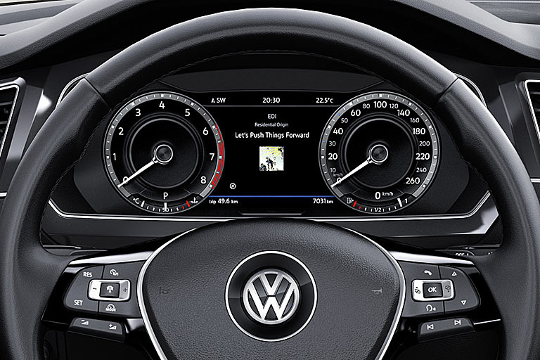 Zuvor hatte der Tiguan noch wie der Golf VII und der Passat B8 (Vor-Facelift) die edler umgesetzte 12,3-Zoll-Variante
