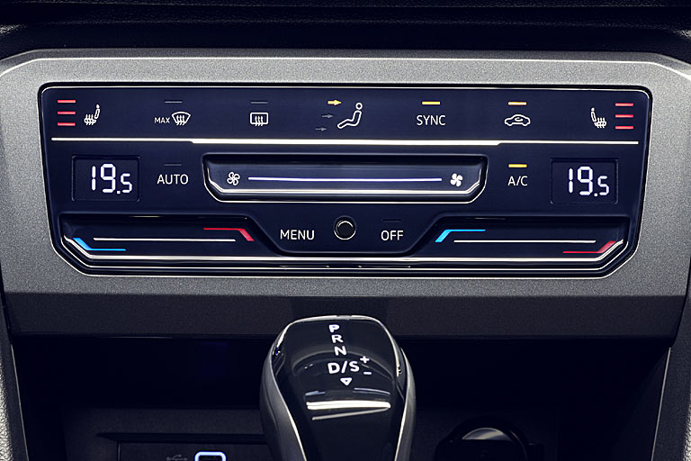 Ganz neu ist die Klimabedieneinheit mit Slide- und Touchflächen anstelle von Drehreglern. Was modern aussieht, ist schlechter bis gar nicht blind bedienbar und lässt überdies die bisherige maxA/C-Taste vermissen. Schwach: Die Displays sind nicht plan eingefügt