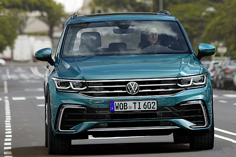 Halogen ist endlich Geschichte, Matrix-LED-Licht die neue Option. Das Tagfahrlicht wird viel schicker, der Grill wächst, bleibt aber angenehm zurückhaltend