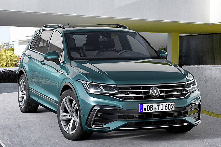 Das mag man der Frontschürze der R-Line nicht unbedingt attestieren, gelungen erscheint sie uns dennoch. Die Kotflügel sind wegen der neuen Scheinwerferform mit ihrer Golf-VIII-inspierten Augenbraue ebenfalls neu