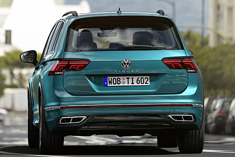 Hinten trägt die R-Line etwas arg dick auf. Neu ist das sich über die ganze Breite erstreckende, aber nicht einteilige Reflektorband. Wie bei allen neuen VW sitzt der Schriftzug nun zentral, Motorisierungsschildchen gibt es nicht mehr