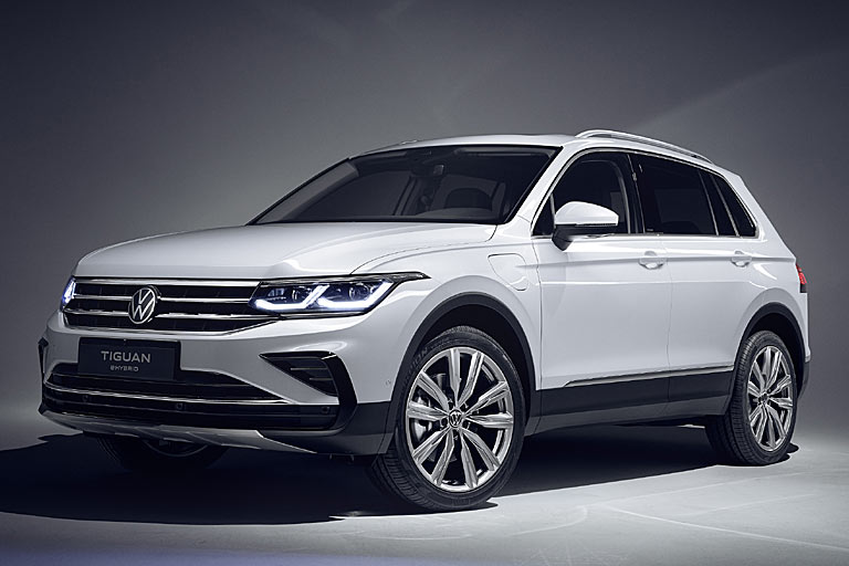 Neu im Angebot ist der 245 PS (Systemleistung) starke eHybrid mit der Stromklappe vorne im Kotflügel. Er zeigt wohl auch die neue Standard-Ausführung der Frontschürze