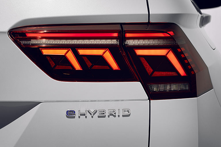 Neu für alle Varianten, aber mutmaßlich nur optional, ist die neue Grafik der Rückleuchten mit Wechselfunktion à la Passat und Touareg. Dass der Hybrid nicht wie sonst mit dem stimmigen GTE-Kürzel vermarktet wird, gehört zu den vielen Marketing-Missgriffen der Wolfsburger