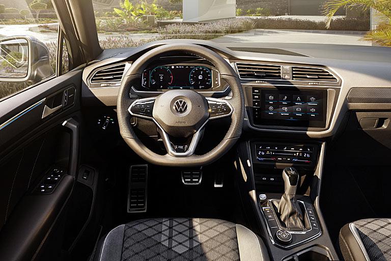 Vertrautes Ambiente im Interieur. Die Multimedia-Systeme sind leistungsfähiger geworden, das Lenkrad erhält Touchflächen